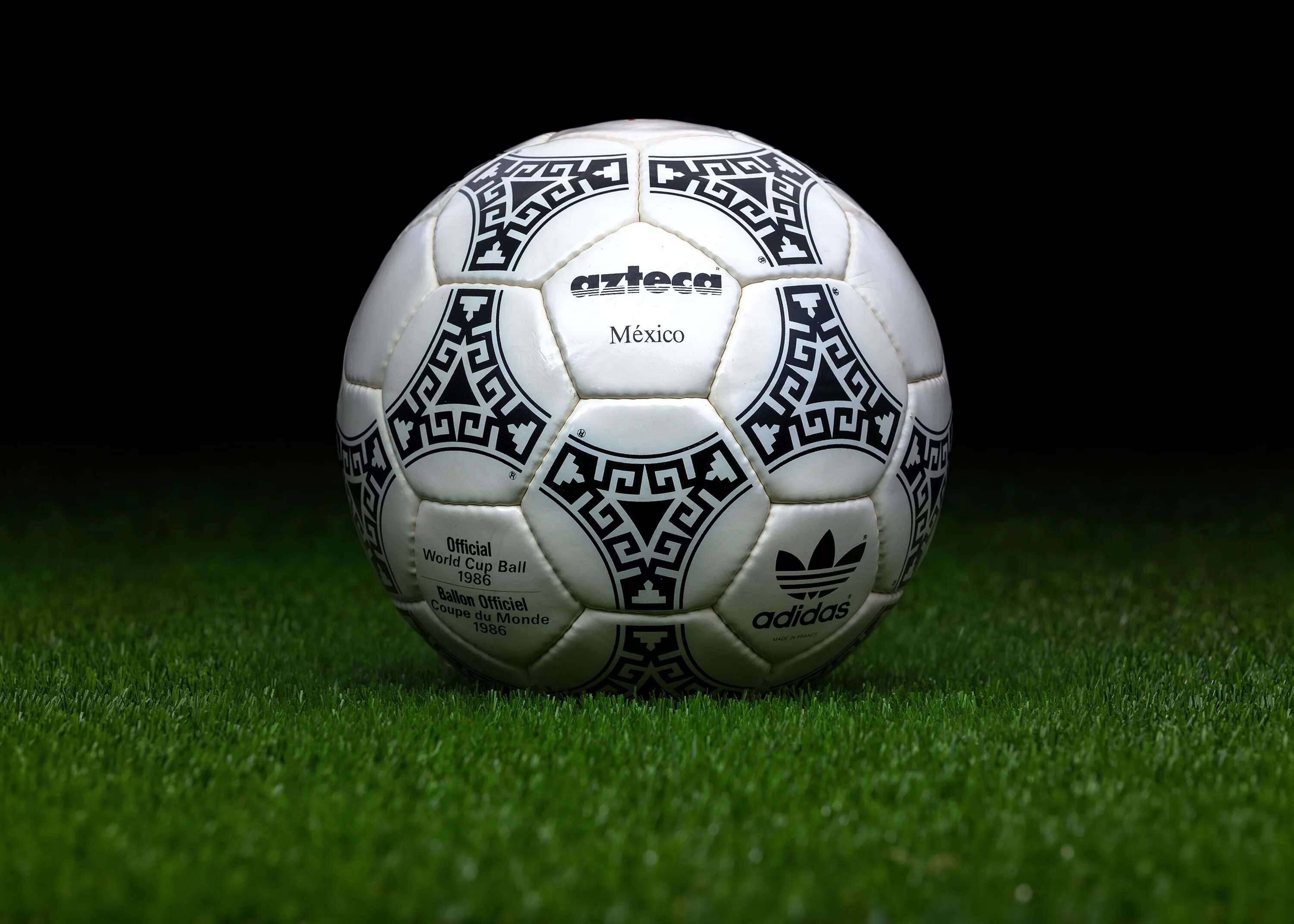 Классический футбольный мяч. Крутой взлет мяча 5 букв. Мячи для бочча. Спортивный инвентарь на черном фоне. Мяч uhlsport 4 желтый.