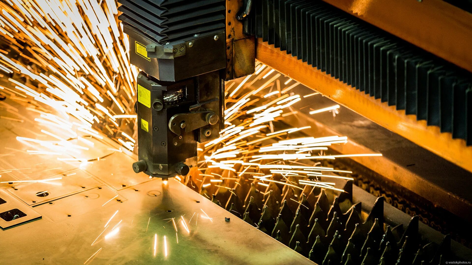 обработка металла. механообработка металла. промышленная металлообработка. сварка металла. промышленная металлообработка.