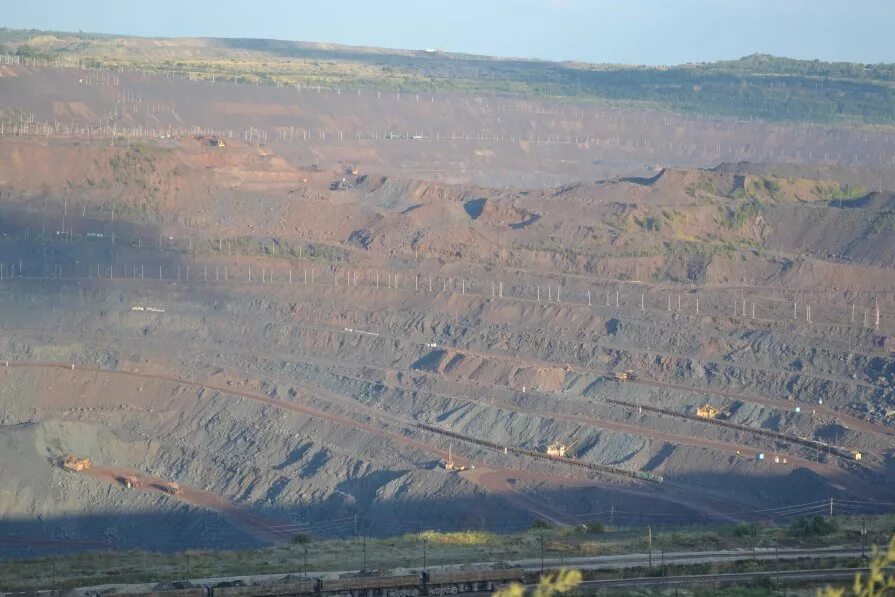 тея рудник хакасия. вершина теи карьер. рудники хакасии. угольный разрез хакасия. тейский железный рудник.