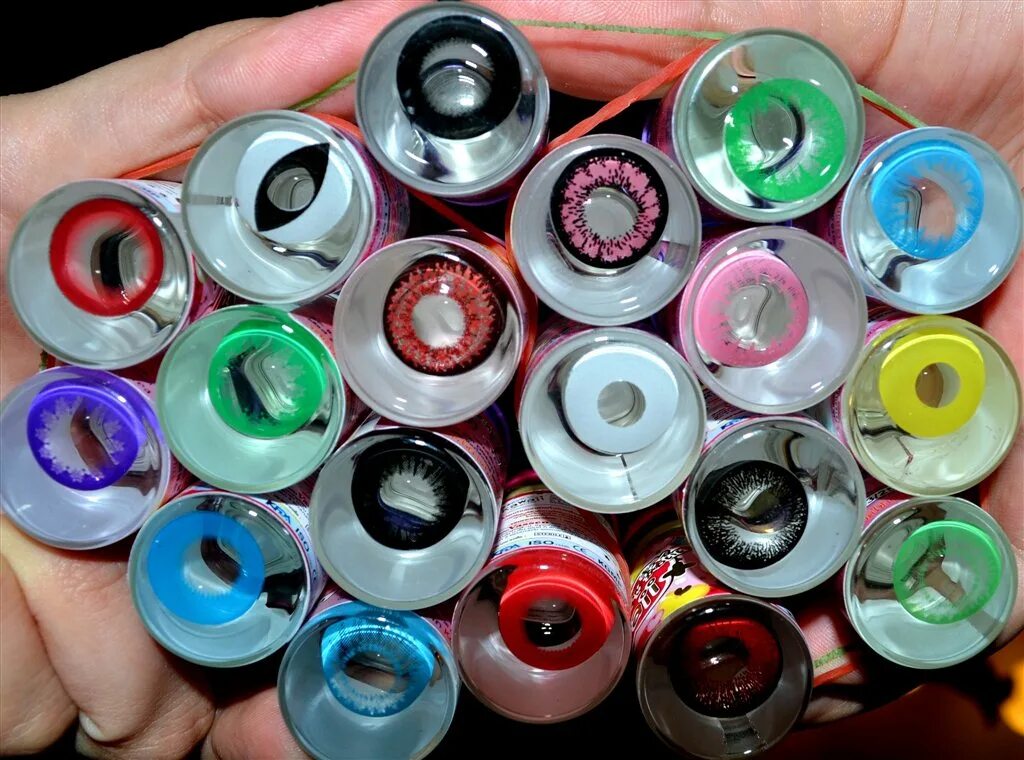 Жесткие контактные линзы. Раствор для линз с контейнером. Линзы в баночке. Контактные линзы. Линзы в обычной воде.