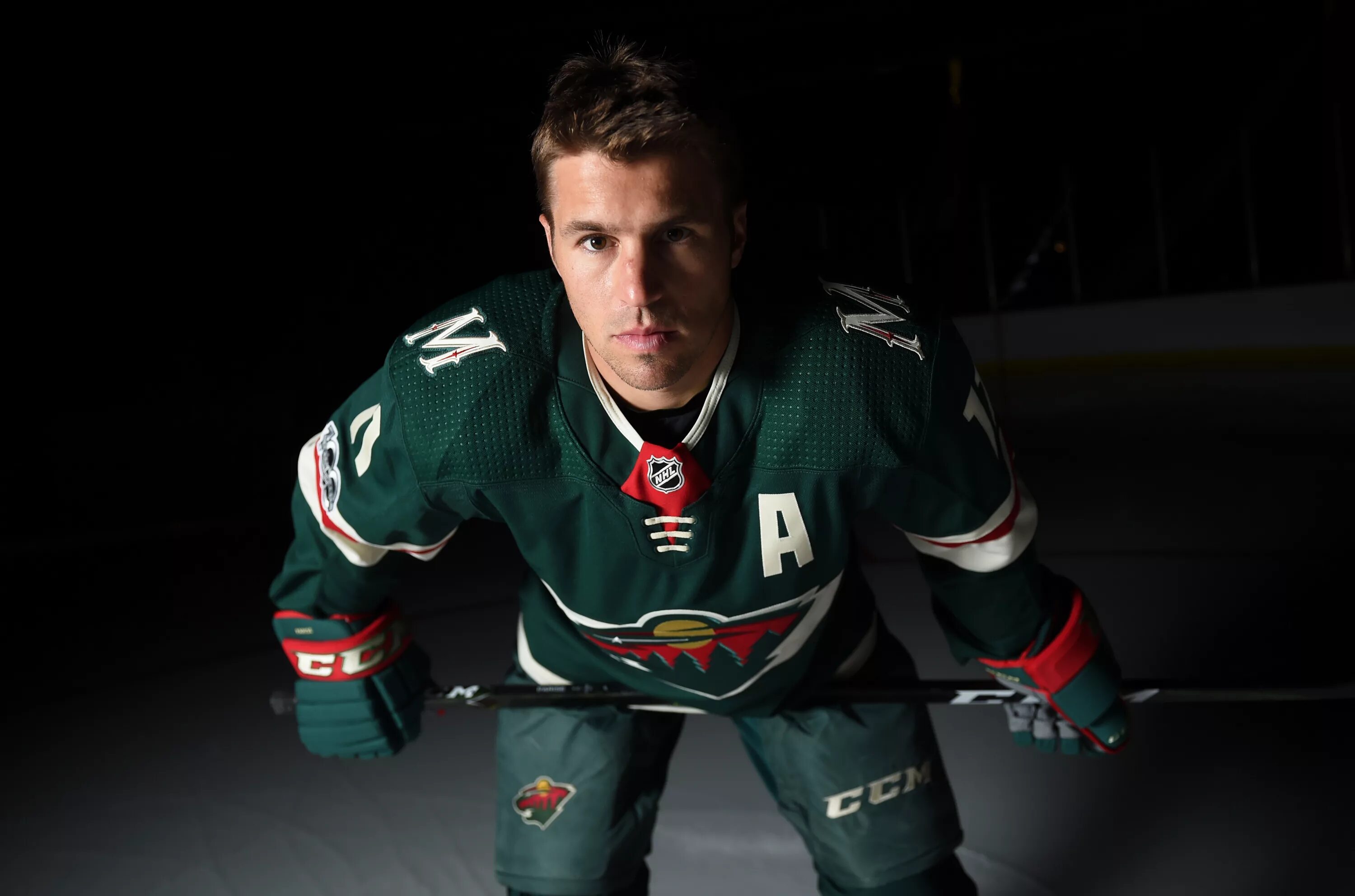 Хоккеист зак. Zach parise. паризе. джейк аллен вратарь. zach senyshyn хоккеист.