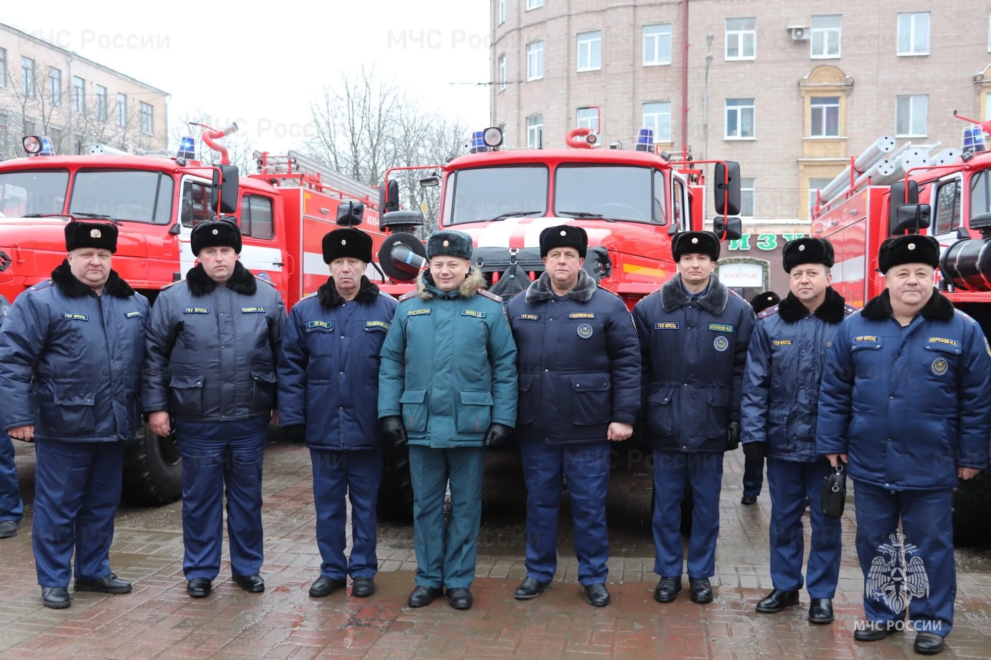 Гку брянский пожарно спасательный. Пожарные брянск. мчс спасатели пожарные. вручение техники мчс брянск. гку брянский пожарно-спасательный центр закупки.