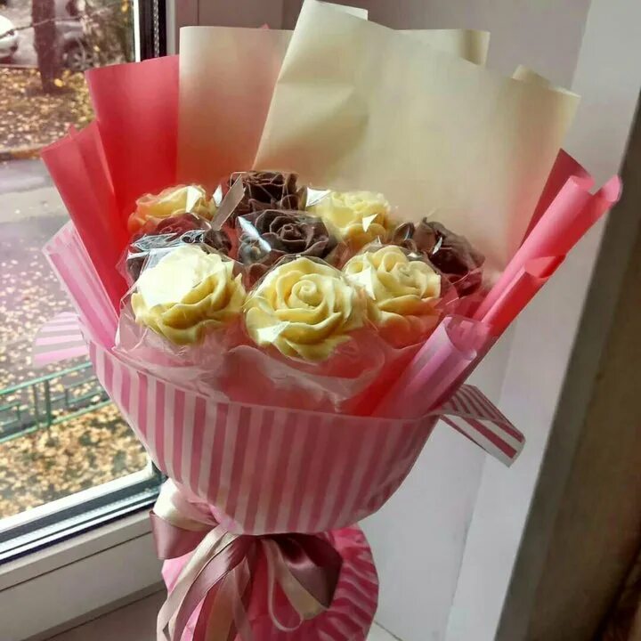 букет с шоколадом. съедобный подарок маме. цветы из конфет ферреро роше. шоколадные розы букет. упаковка из фоамирана для букетов.