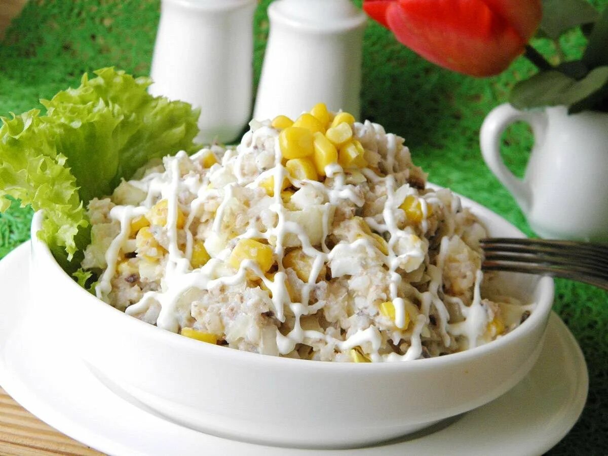 Салат с рисом и рыбными консервами и кукурузой. Салат кукуруза с консервой. Салат с консервой и яйцом