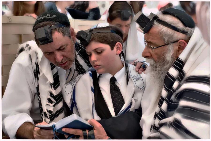 Тфилин иудаизм. Тфилин хасиды. Коробочка на голове у евреев. Тфилин шель рош. Тфилин шель рош.