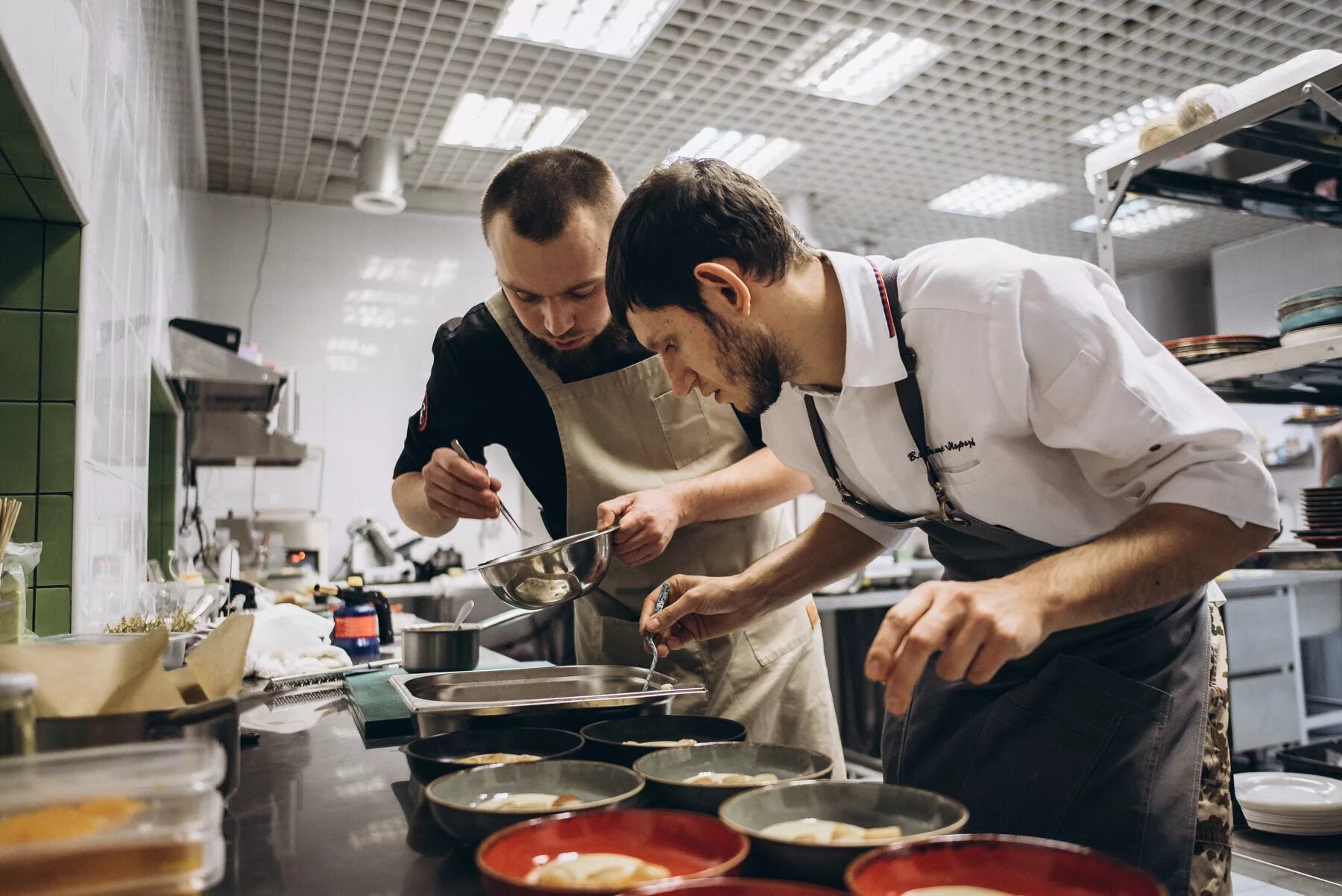Повар на кухне. Повар готовит. Шеф повар на дом. Эктор хименес браво повар бесплатно. Повар на кухне.