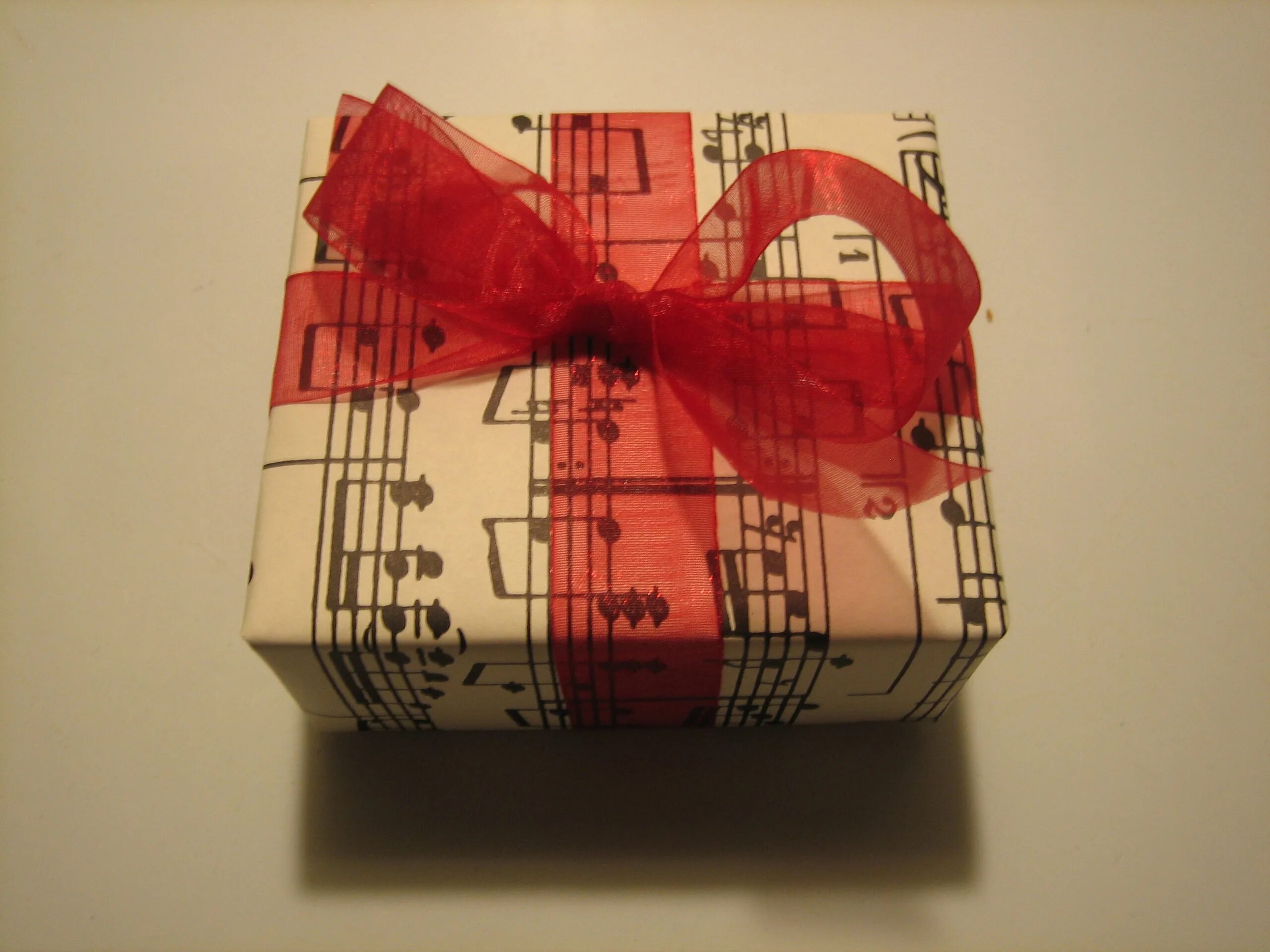 Песня подарок. Музыкальный подарок. Музыкальная упаковка подарка. Музыкальный сюрприз. Подарок тайному другу своими руками.