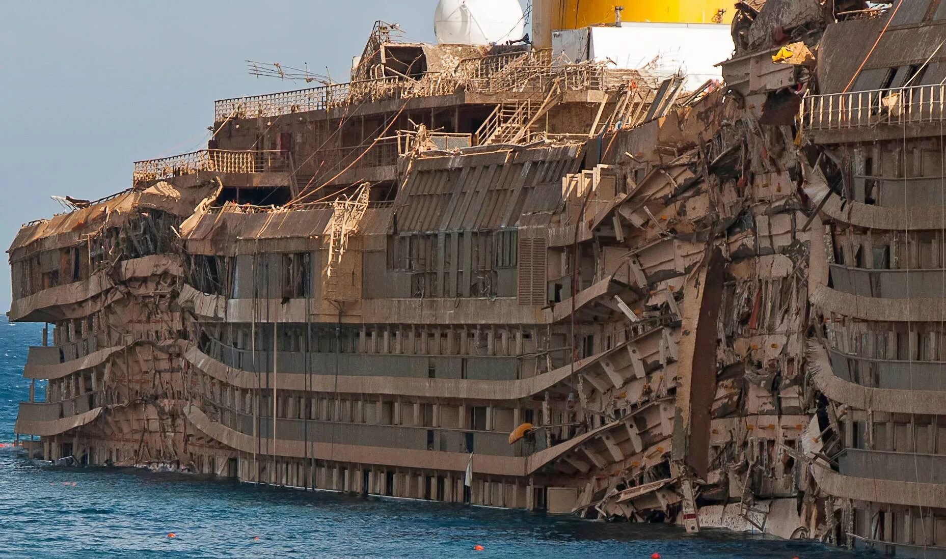 Costa concordia крушение. Лайнер Коста Конкордия крушение. Корабль Коста Конкордия крушение. Крушение Коста Конкордии 2012. Затонувший круизный лайнер Costa Concordia.