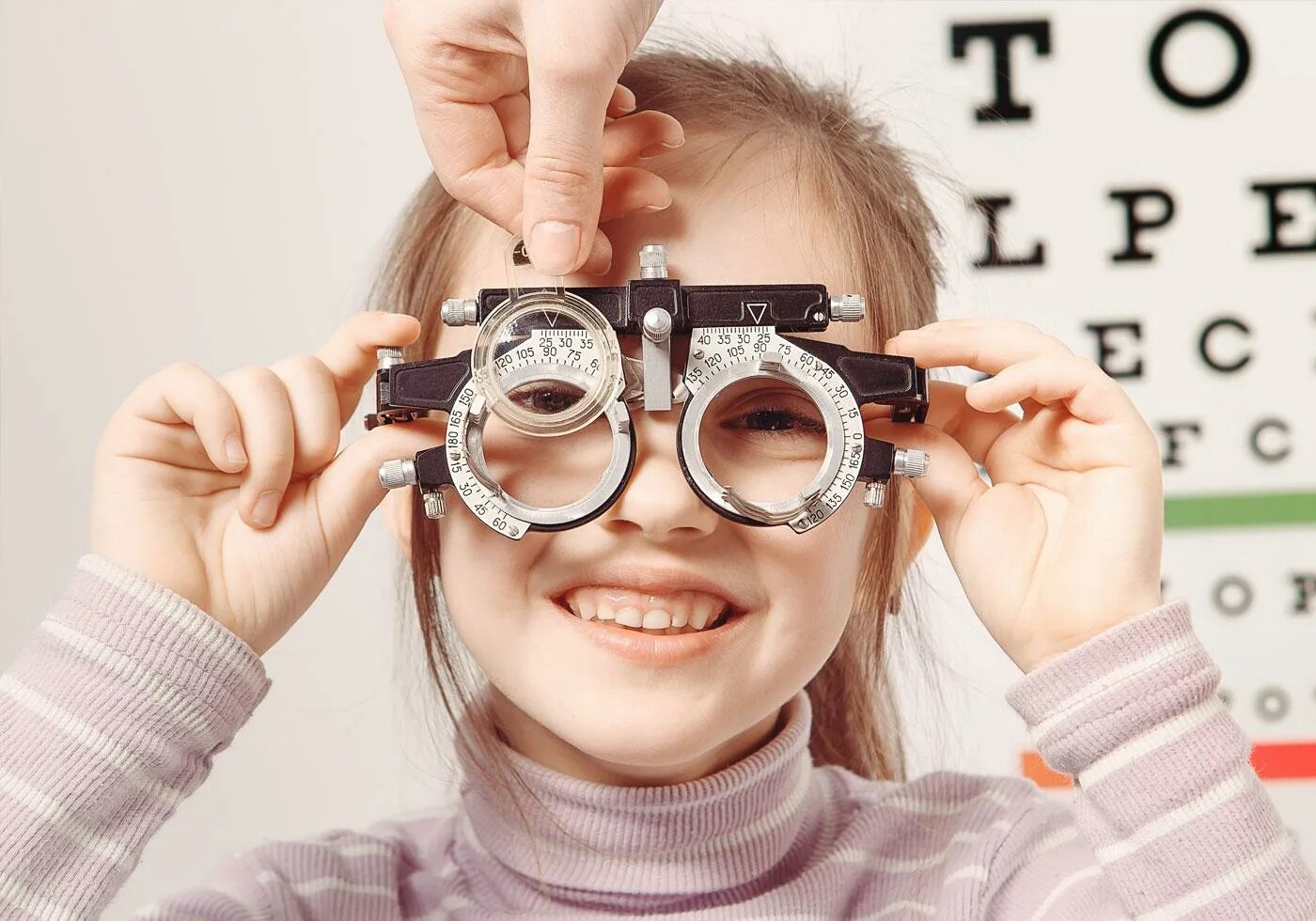 Близорукость первая помощь. Нарушение зрения. Дети с нарушением зрения. Дети в очках для зрения. Нарущения зренря умдетей.