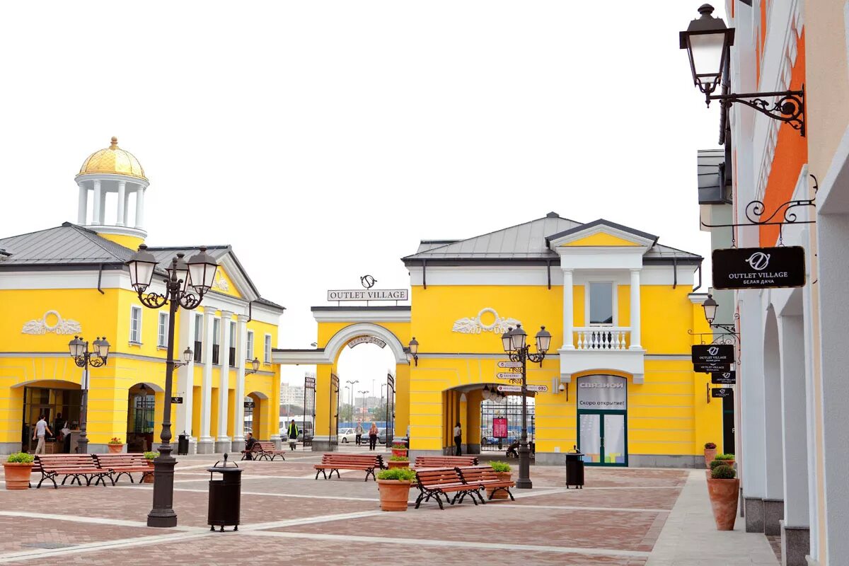 Outlet village магазины. Аутлет белая дача Котельники. Outlet Village белая дача. Дисконт белая дача Outlet Village. Аутлет Вилладж Котельники.