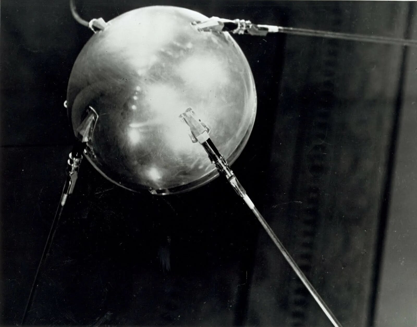 Первый космический спутник ссср. Спутник земли 1957. Искусственный Спутник земли 1957. Первый Спутник земли 1957. Первый Спутник земли запущенный 4 октября 1957.