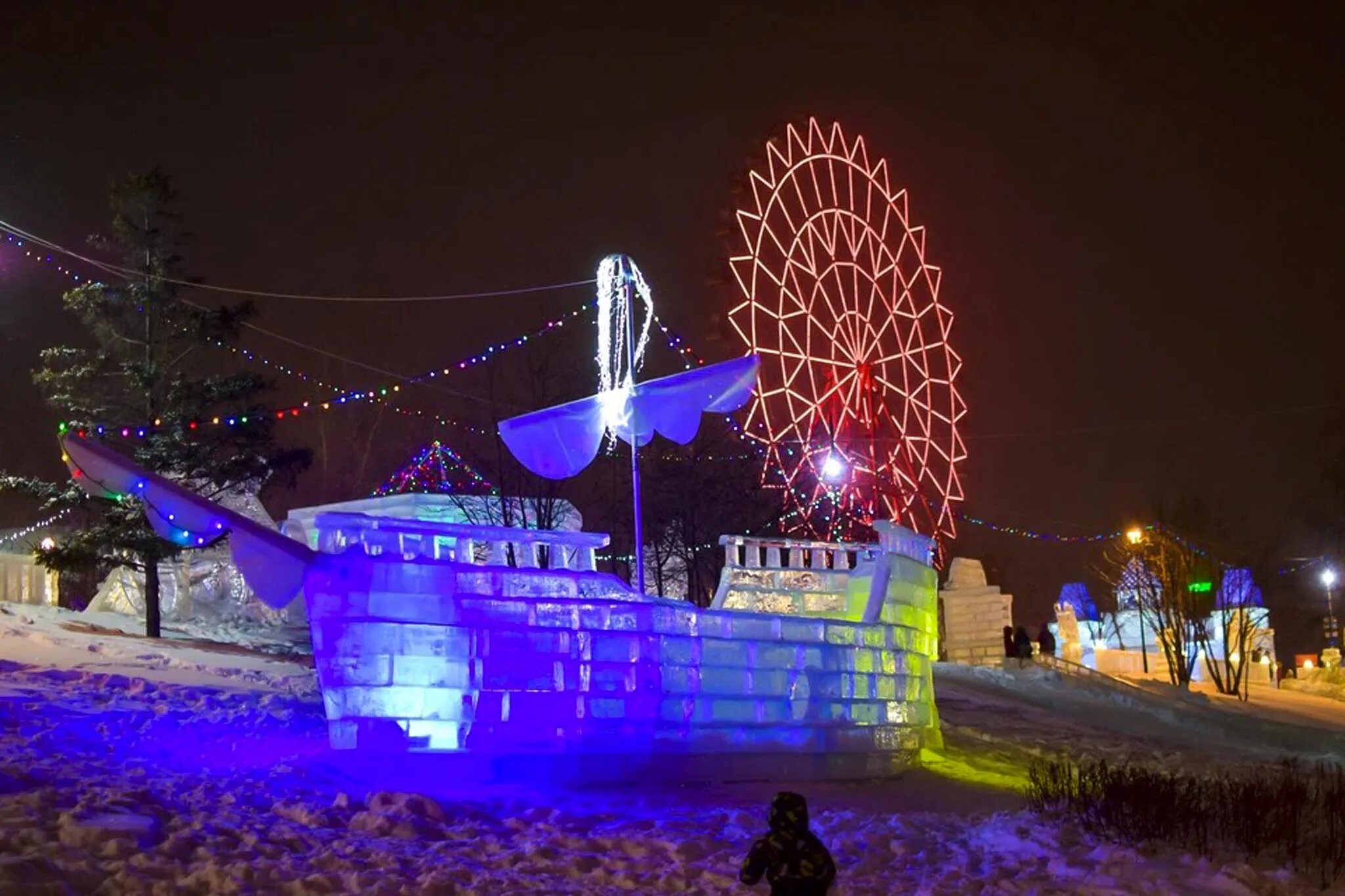 Куда сходить в новосибирске 2024 год. Ледяной городок новосибирск 2022. ледовый городок новосибирск 2022 горки. ледяной городок на набережной в новосибирске. ледовый городок новосибирск 2020-2021.