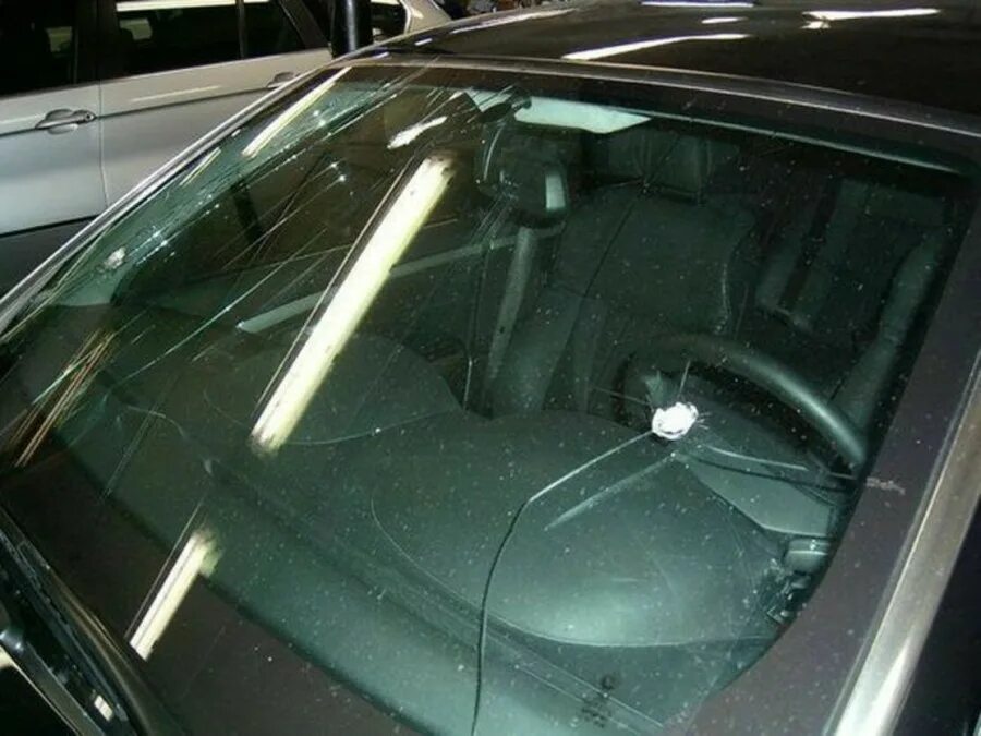 Трещина на лобовом можно ездить. Бронированное лобовое стекло BMW 740i. Бронированное стекло на автомобиль. Треснутое лобовое стекло. Бронированный автомобиль стекло.