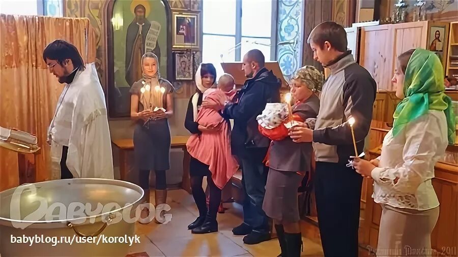 При крещении мальчика заносят в алтарь. При крещении мальчика заносят в алтарь. Крещение детей в церкви армении. При крещении мальчика заносят в алтарь. Крещение в церкви.