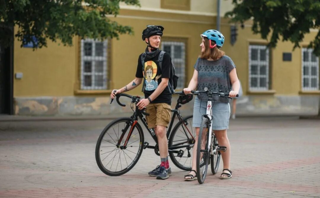 Выбрать велосипед для езды по городу. Велосипед для прогулок по городу. Городской велосипед. Велосипед для прогулок по городу. Акция без автомобиля.