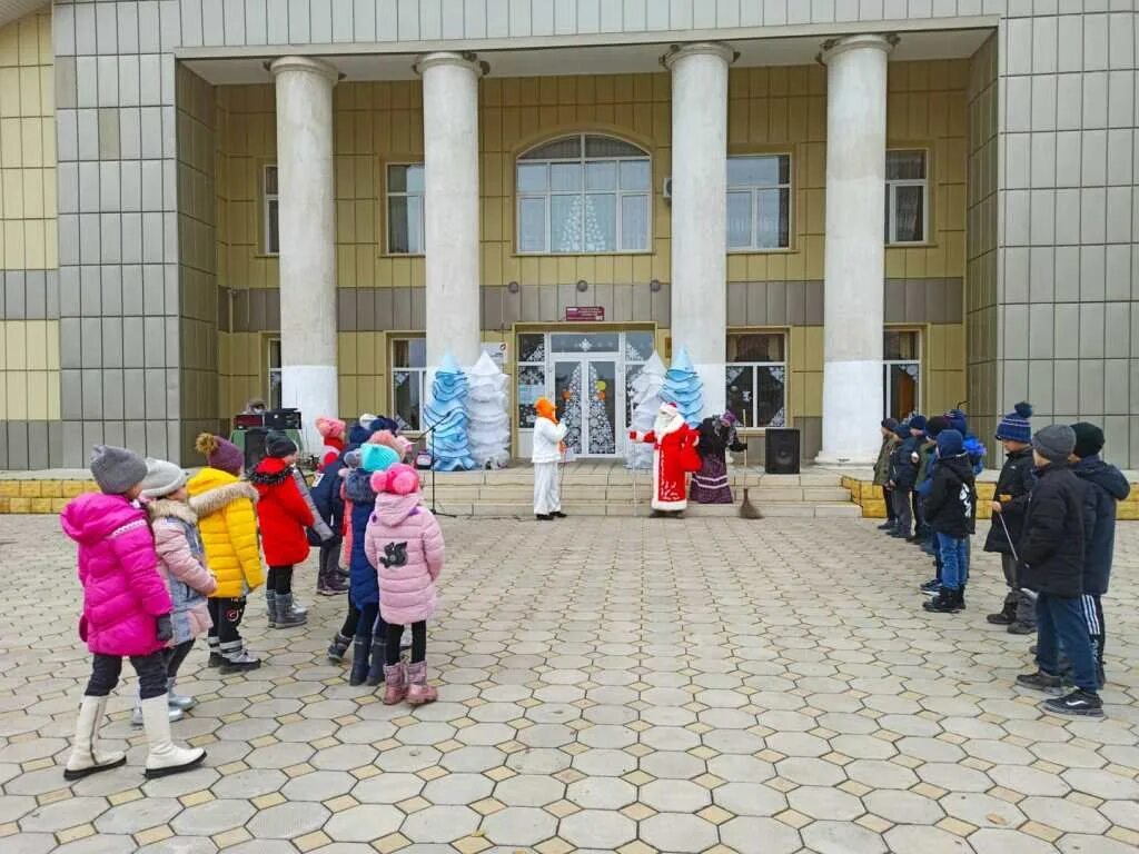 Поселок комсомолец ставропольский край. Комсомолец Ставропольский край Кировский район. Поселок комсомолец. ДК поселок Ставропольский. Дом культуры поселок комсомолец Тамбовский район.