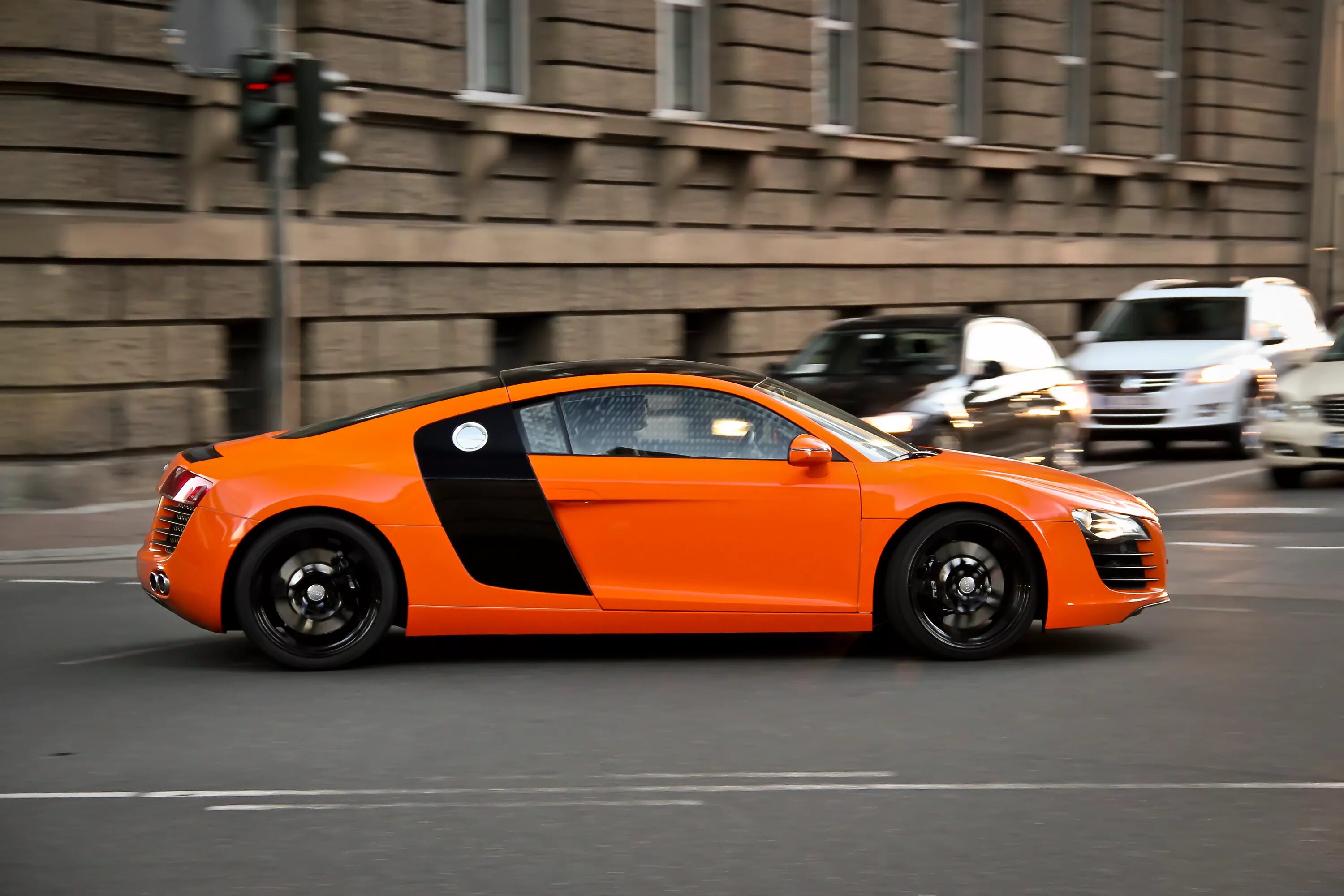 Включи оранжевый автомобиль. Ауди r8 оранжевая. Audi r8 2015 оранжевая. Оранжевая машина. Оранжевая спортивная машина.