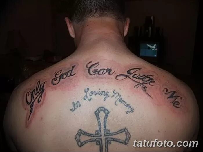 Татуировка бога нет что означает. Татуировка бога нет что означает. Татуировка прости господь за слезы матери. Надпись на спине только бог мне судья. Татуировки атеизм.