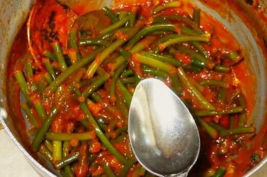 Мясо в маринаде чесночные травы. Аджика из стручков чеснока. Чесночные стрелки в томате на зиму. Чесночные стрелки с томатной пастой. Чесночные стрелки с томатной пастой на зиму.