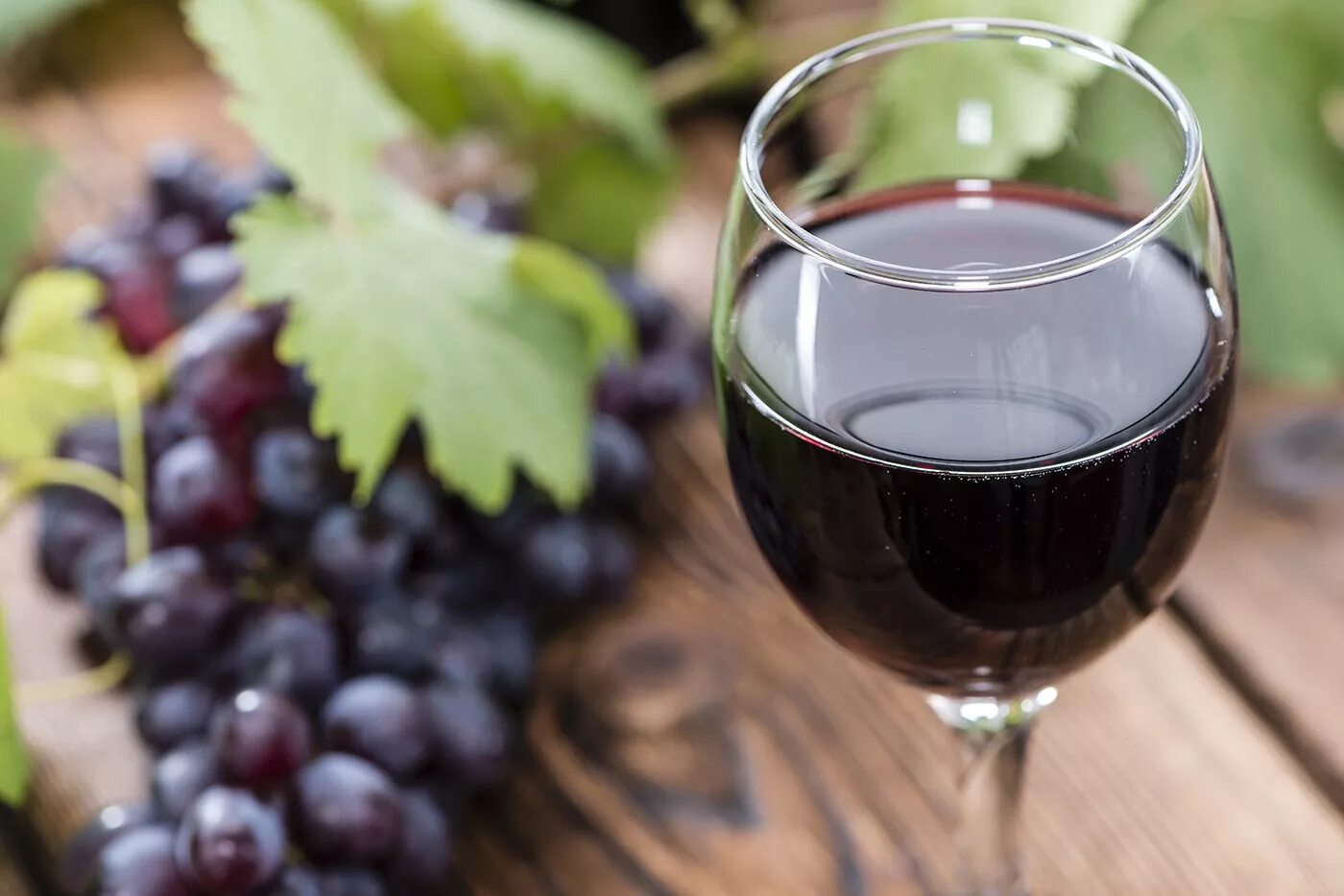 Вине винный. Вино виноградное Изабелла. Изабелла виноград вино. Вина из винограда сорта Изабелла. Каберне и Изабелла виноград.
