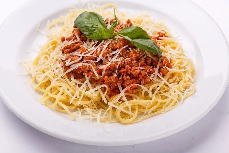 Спагетти с пастой болоньезе с фаршем рецепт. Паста болоньезе классический. Итальянская паста болоньезе. Паста болоньезе классический итальянский. Макароны под соусом болоньезе.