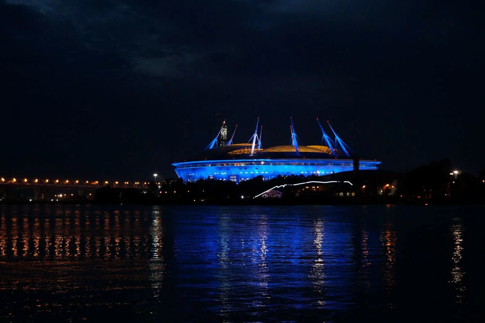 Вместимость стадиона петербург. Зенит Арена Санкт-Петербург. Зенит Арена ночью. Стадион Зенит Арена Санкт-Петербург ночью.