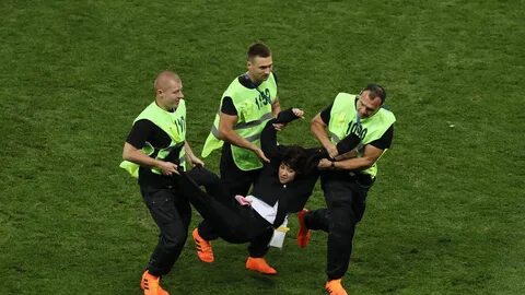 Выбежал на встречу
