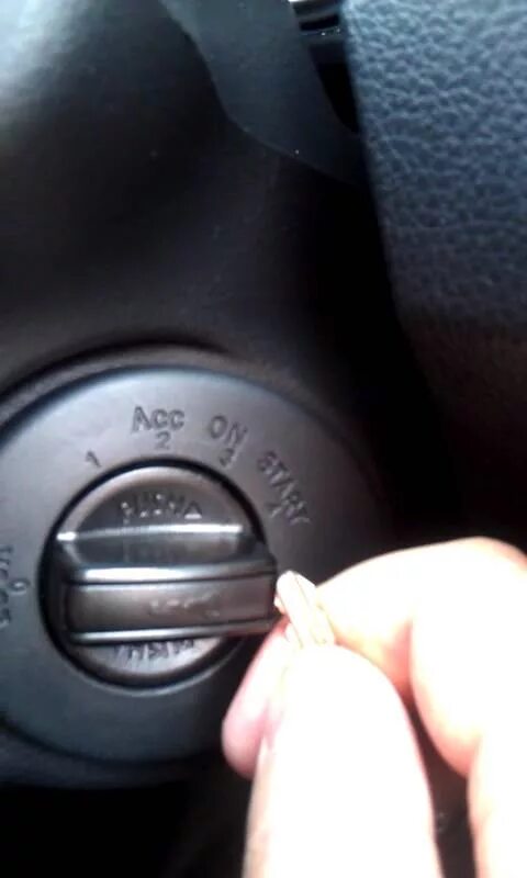 Nissan Tiida 2008 ключ. Ниссан ноут е11 2 ключ зажигания. Заглушка замка зажигания Ниссан Тиида 1.6. Nissan Pathfinder замок зажигания.
