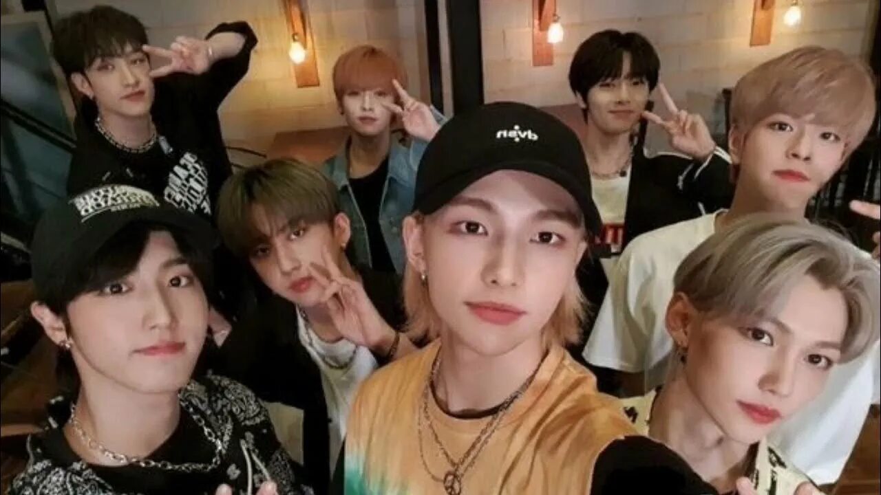 Skz группа. Группа stray kids 2020. Группа stray kids 2021. Стрей кидс какие девушки. K-pop группа stray kids.