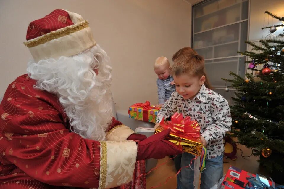 Что дарил дед мороз непослушным детям. Уголь в подарок на новый год. Что дарил дед мороз непослушным детям. Санта клаус дарит уголь. Санта подарок плохому ребенку.