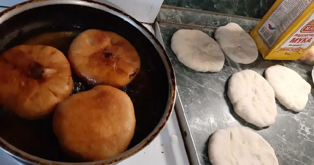 Тесто для беляшей. Беляши. Пирожки беляши. Беляши рецепт на воде. Беляши с соусом.