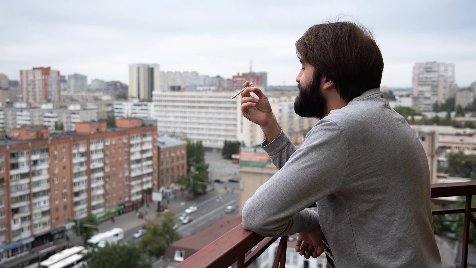 Курит на балконе. Человек на балконе. Человек на балконе курии. Парень курит на балконе. Курит на балконе что делать