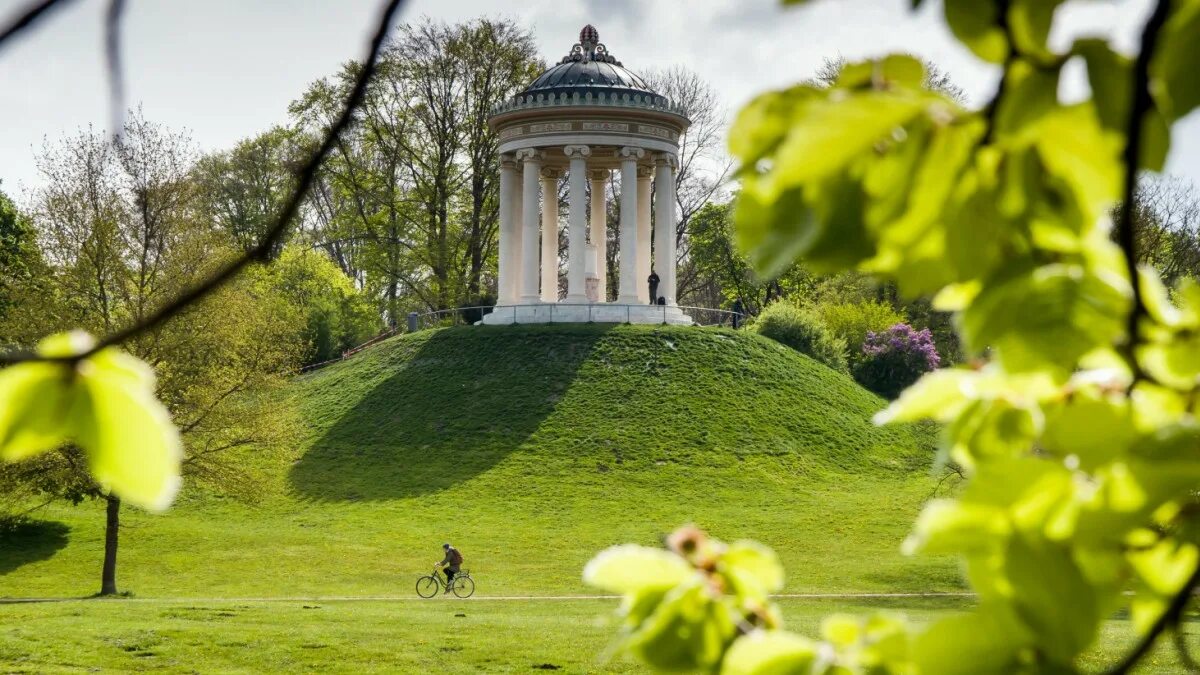 Английский сад в мюнхене. Das garten. Энглишер гартен. Das garten. Дом в глубине сада.
