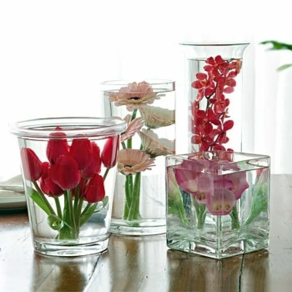 Цветы внутри вазы. Цветы в прозрачной вазе. Цветочная композиция в вазе. Цветочная композиция в рюмке. Розы в горячую воду