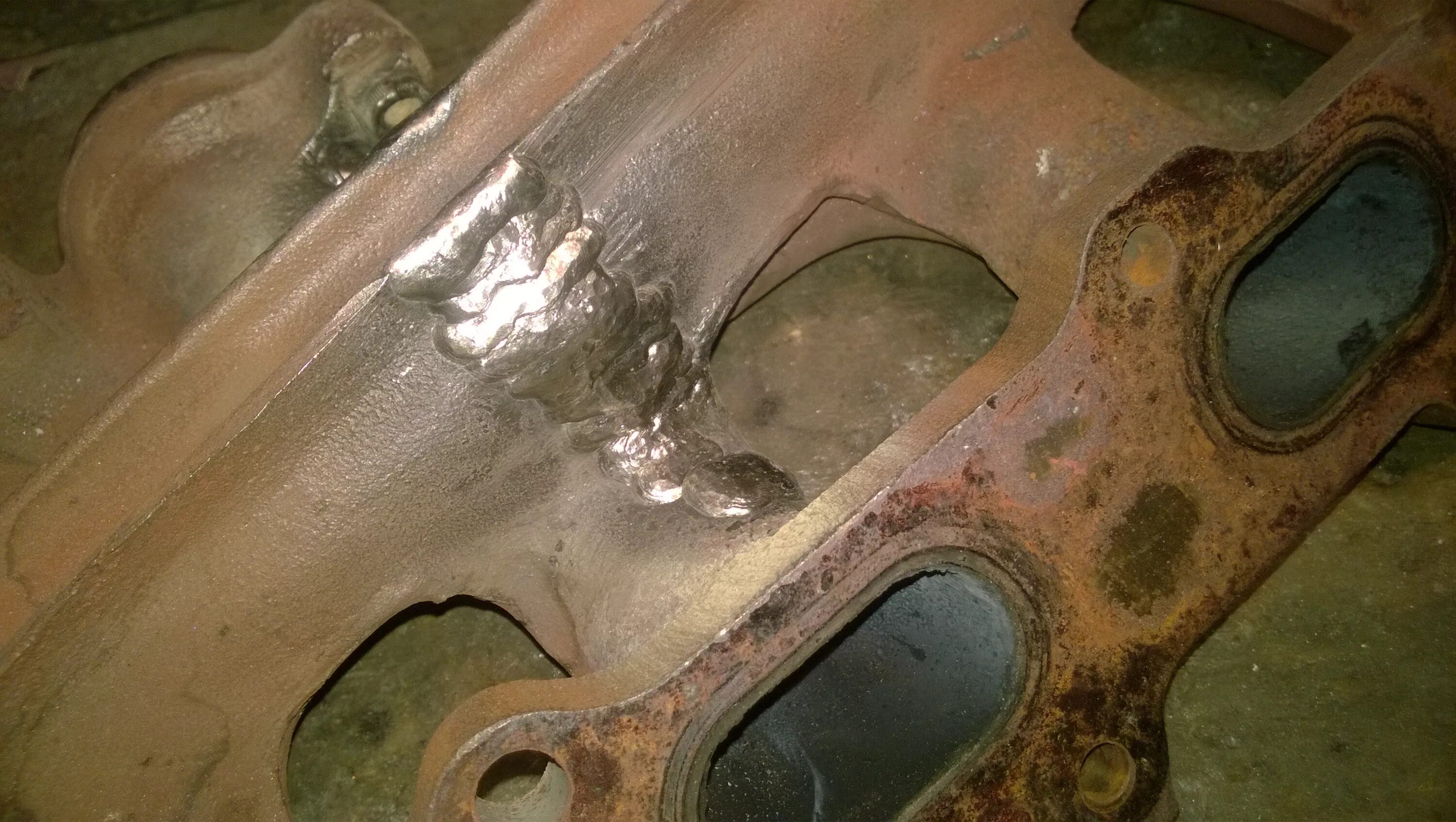 сварка чугуна. заварка трещин в металле. трещина чугуне. трещины в отливках. лопнула чугунная труба.