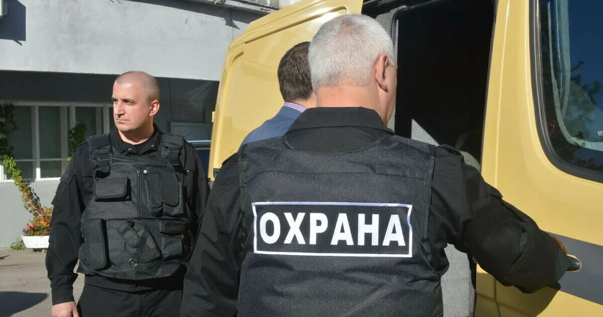 Подработка в охране. Охранник со спины. Охранник. Охрана магазина. Подработка в охране.