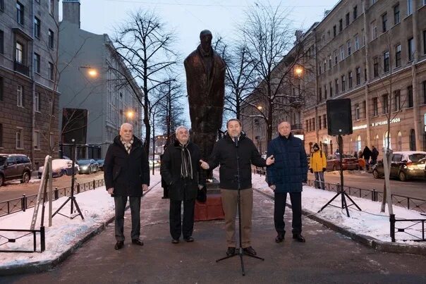 Памятник блоку в петербурге фото Памятник Александру Блоку открыли на улице Декабристов в Петербурге АиФ Санкт-Пе