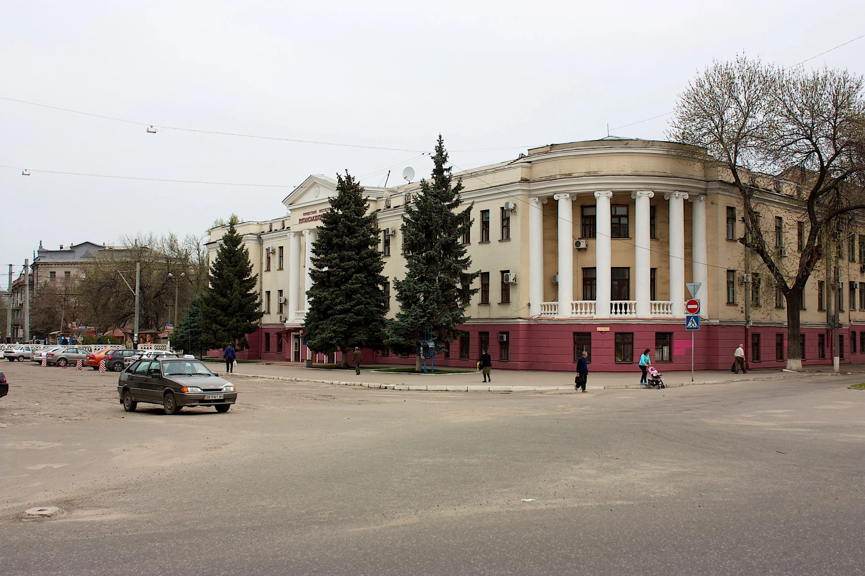 Луганск здания. Луганск центр города. луганский академический областной театр кукол. луганск красивые здания. луганск улицы.