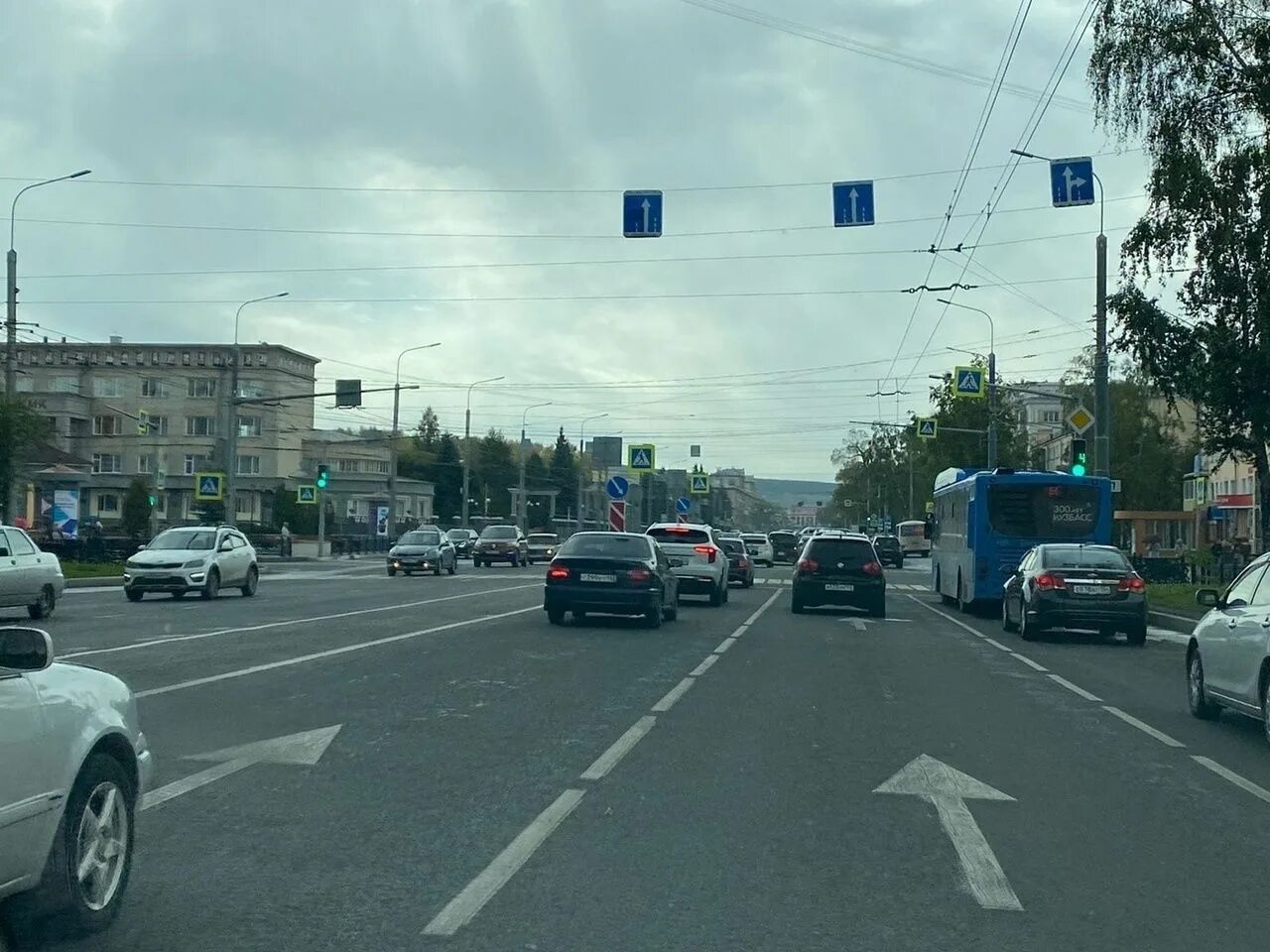 Город на перекрестке дорог. Перекресток Новокузнецк. Городской перекресток. Перекресток в городе. Реверсивное движение в Москве.