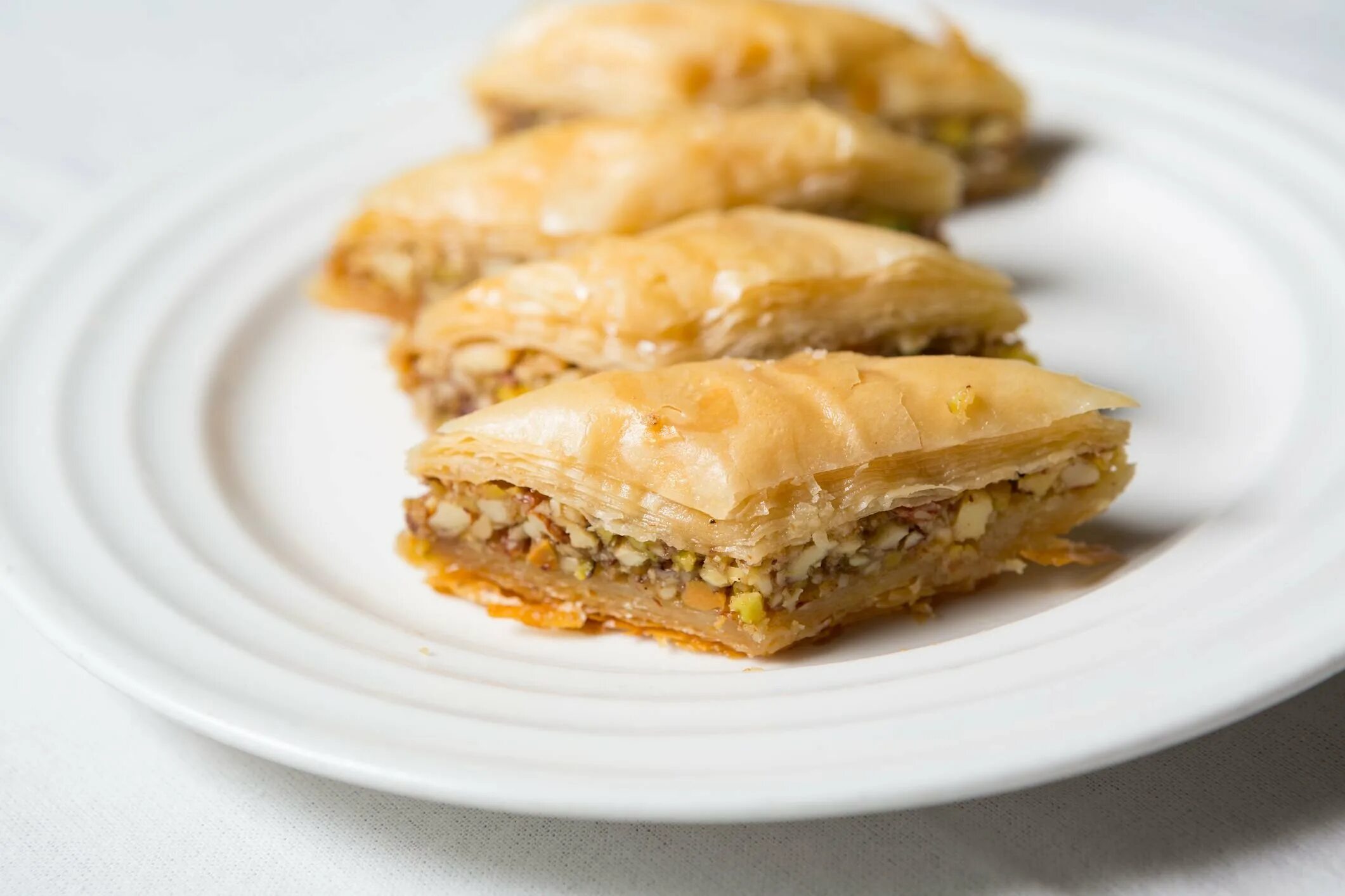 Phyllo Pastry. Греческая выпечка. Пирожные с заварным кремом из теста фило. Греческий десерт из теста фило и крема.