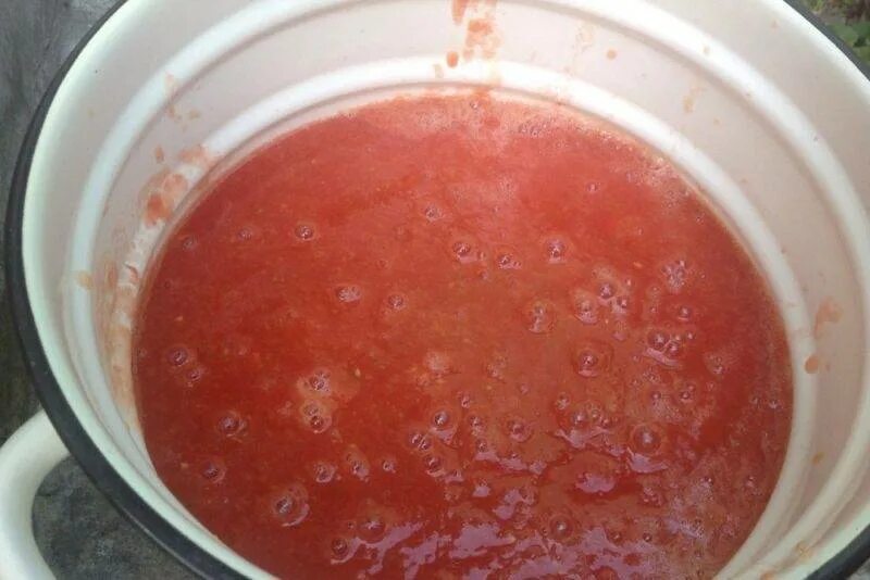 Приготовление домашнего томатного сока на зиму. Томатный сок домашний. Томатный сок в кастрюле. Томатный сок на зиму. Сок в соковарке из томатов на зиму.