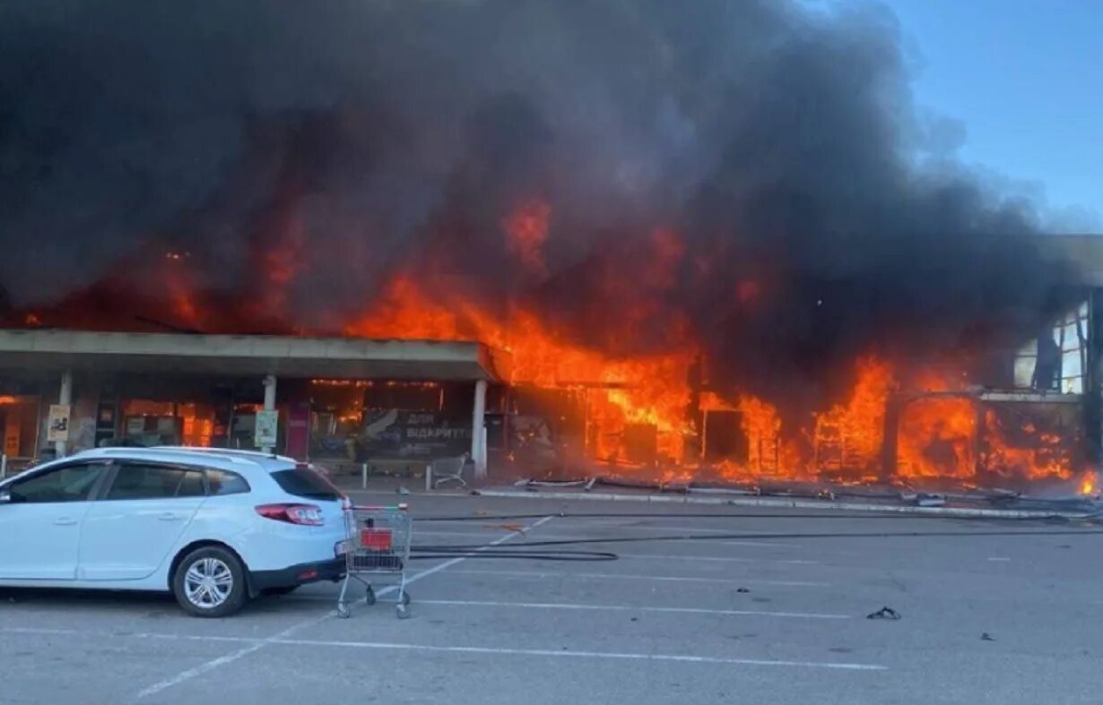 Кременчуг горит. Удар по тц в кременчуге. Пожар в кременчуге фото. Мост как горит с машинами. Кременчуг горит.