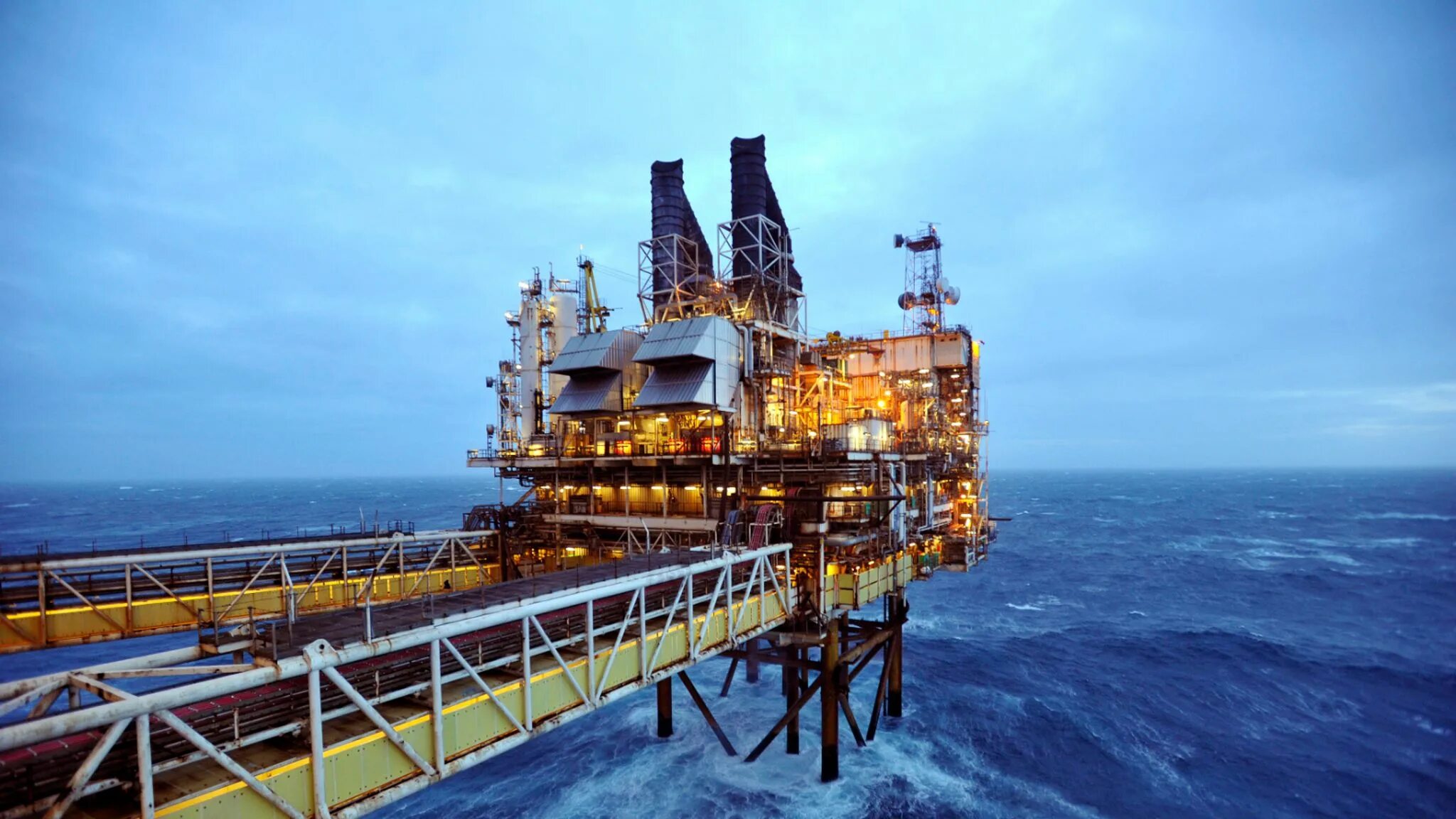 Нефтяная буровая вышка баренцево море. Sea oil. Платформа петрониус. Нефтяная платформа. Нефть на шельфе северного моря.