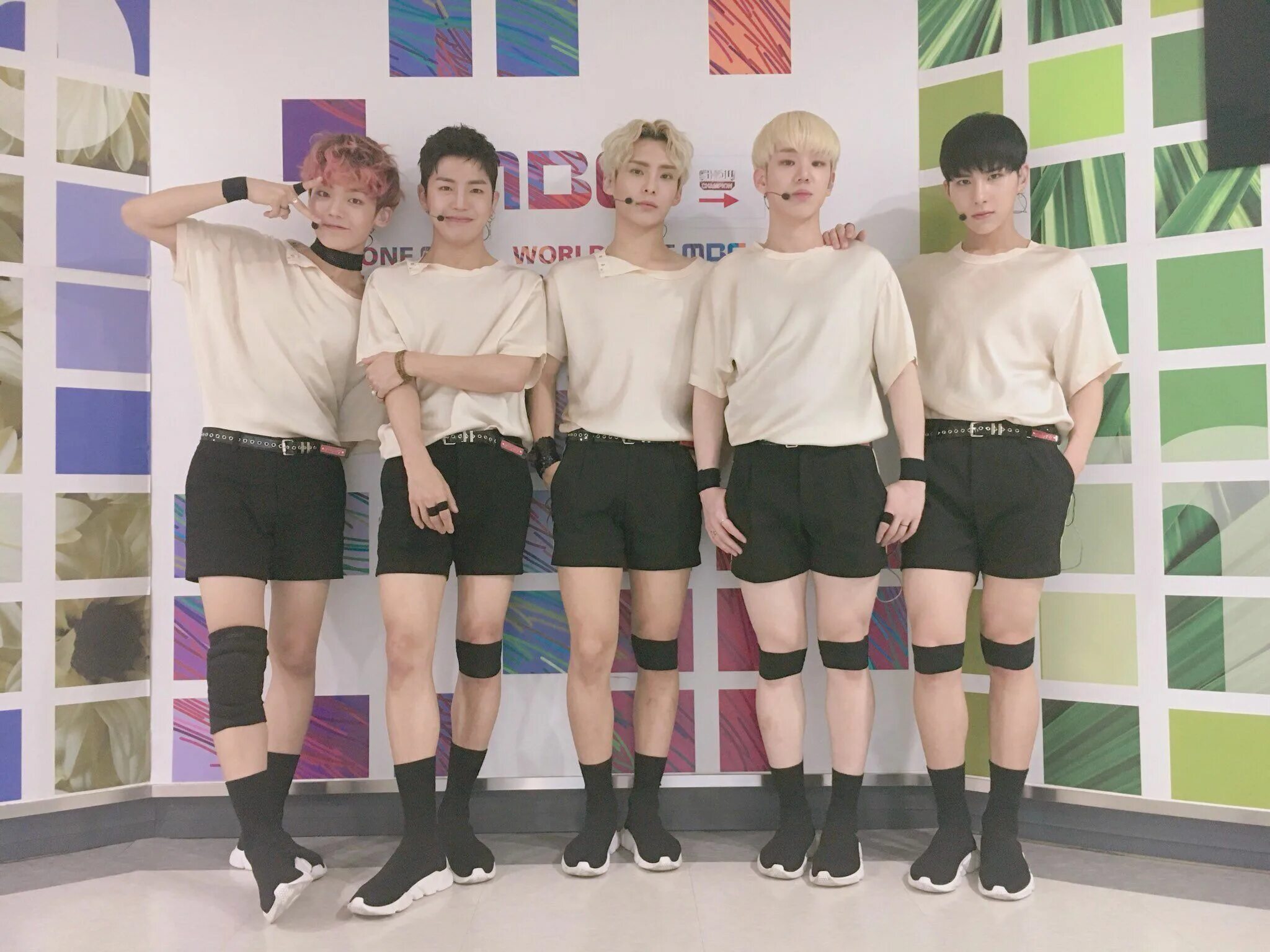 A.C.E kpop шорты. A.C.E В шортах Джун. Эйс кпоп. Wow kpop группа. Группа shorts