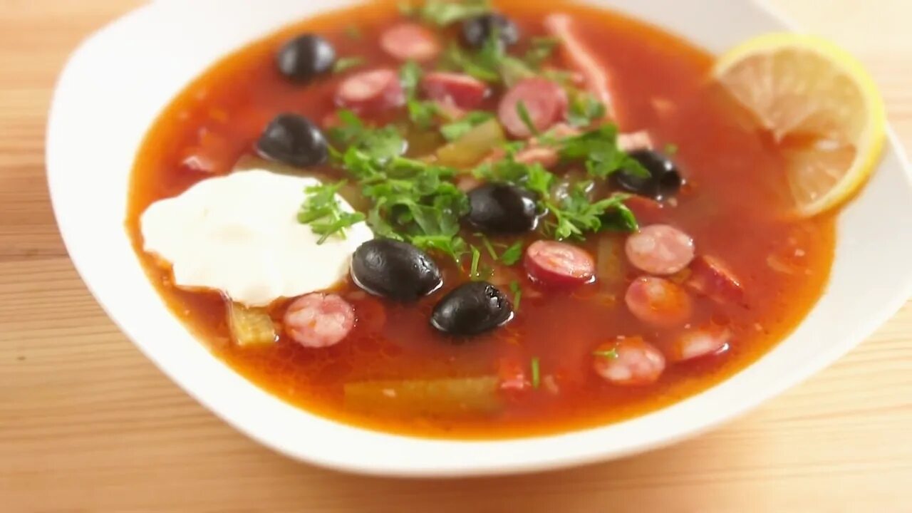 Солянка сборная рецепт с колбасой и солеными. Солянка сборная мясная. солянка сборная с колбасой. солянка сборная мясная с оливками и огурцами. солянка сборная ингредиенты.