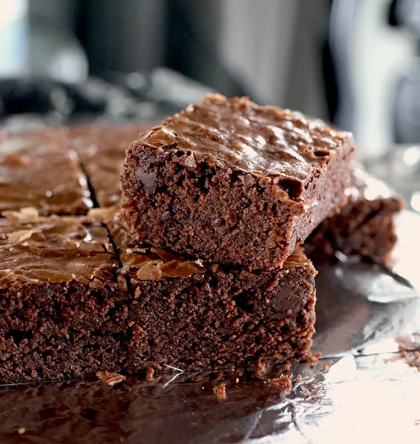 Брауни. Шоколадные пирожные Брауни. Пирог Брауни шоколадный. Chewy Brownies Брауни. Лучший рецепт шоколадного брауни