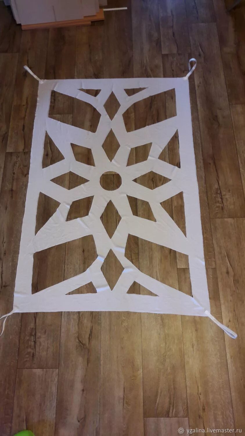 Большие снежинки из картона. Растяжка "снежинка". Растяжка с новым годом со снежинками. Снежинка на картоне. Украшение новогоднее снежинка цветная.