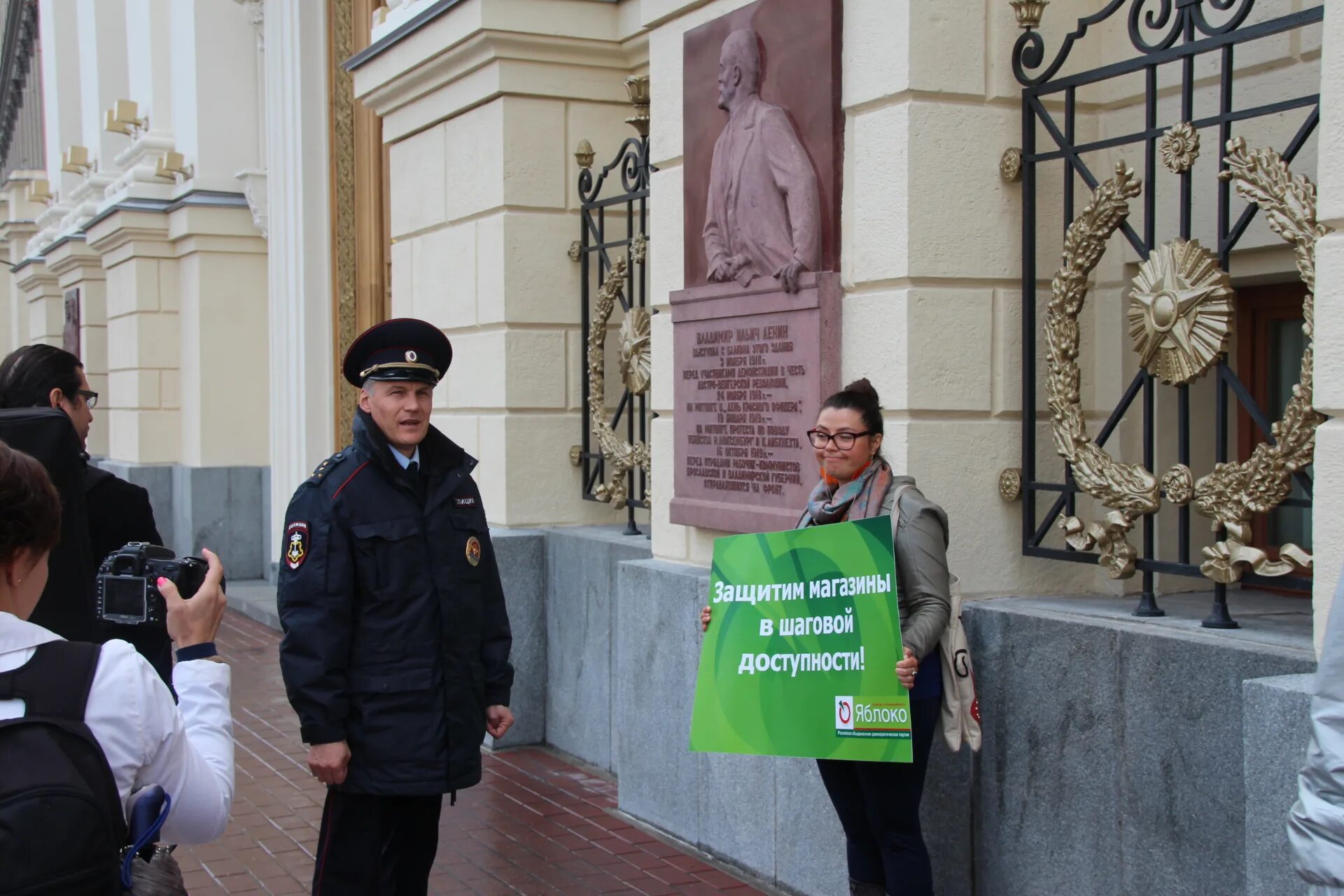 Как попасть в мэрию. Охрана мэрии москвы. кто охраняет мэрию москвы. охрана на входе в мэрию картинки. мэрия сергея семеновича..