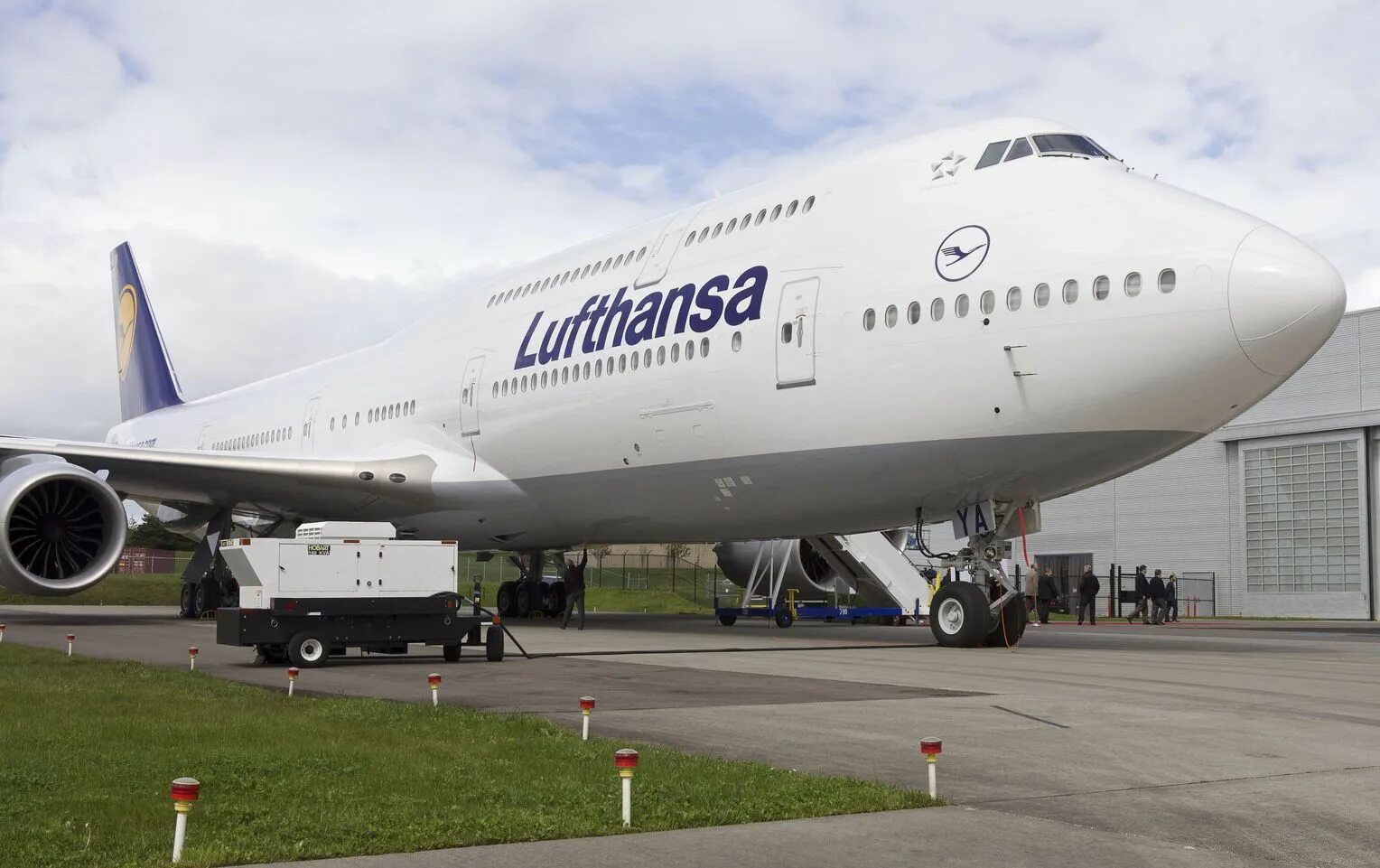 Jumbo jet. Boeing 747 джамбо. Боинг 747 8 Люфтганза. Самолет Боинг 747 джамбо. Новый Боинг 747-8 INTERCONTINENTAL.