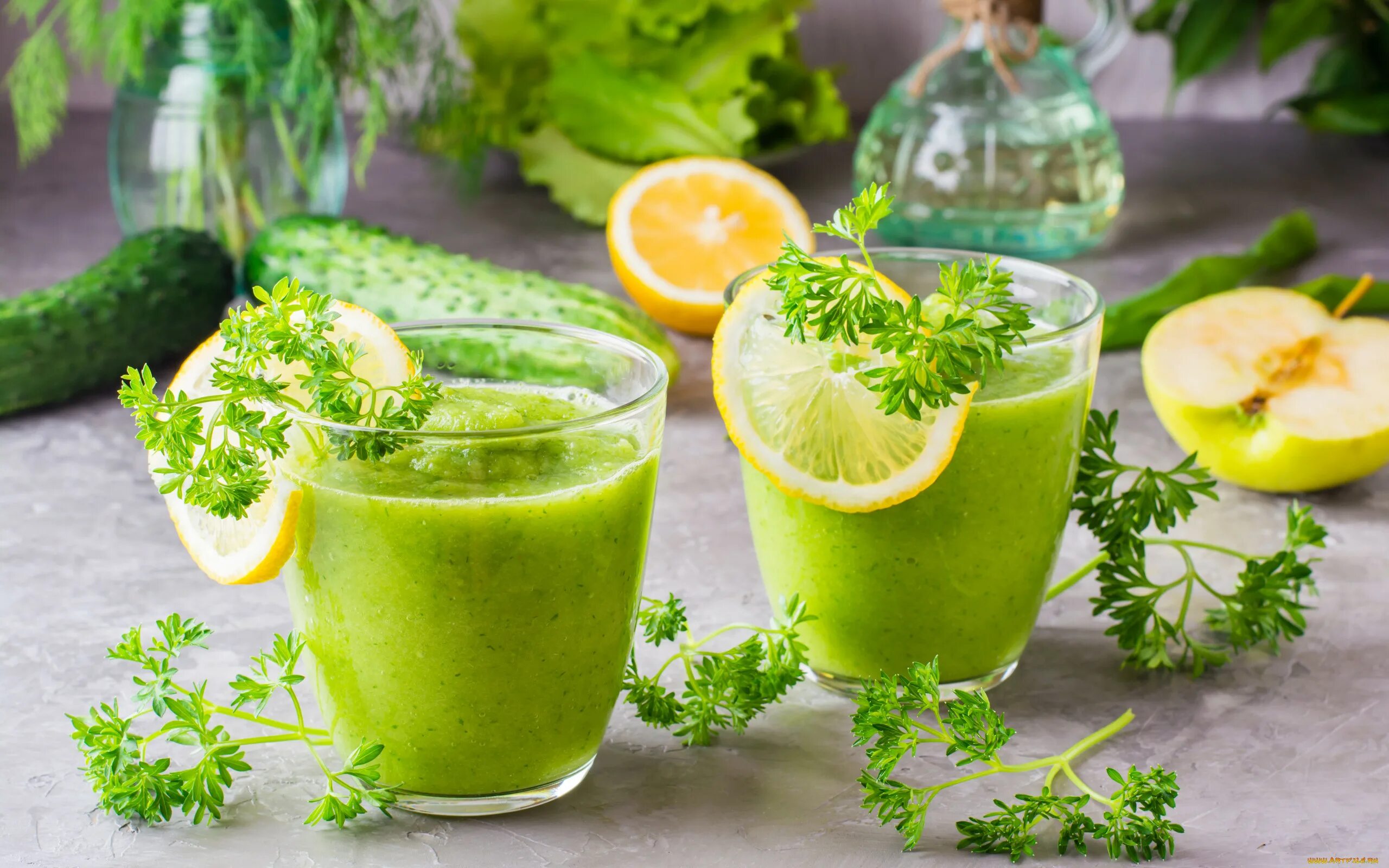 Детокс зеленый смузи. Напитки смузи Smoothie Green. Огурец петрушка смузи. Зелёный смузи детокс. Смузи огурец сельдерей.